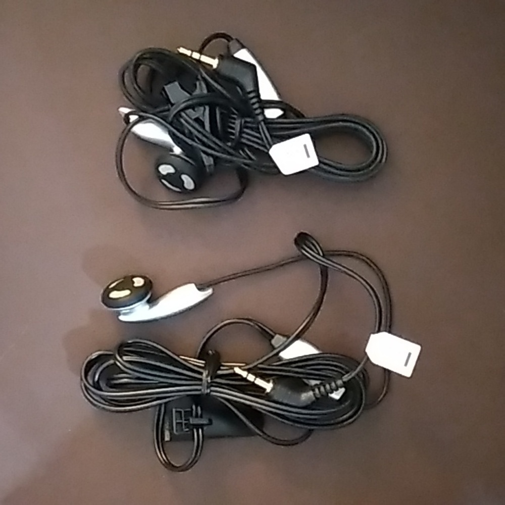 2 Motorola earbuds